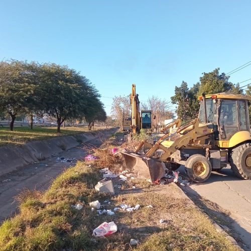 Obras Públicas continúa limpiando el desagüe de Avenida Lugones