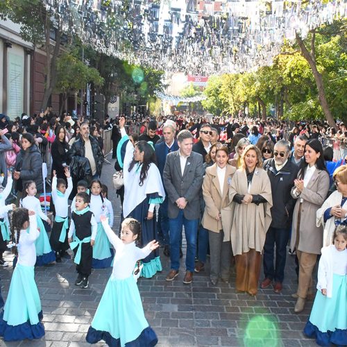 Jardines de infantes y academias de danzas colmaron la plaza Libertad en el Santiago Baila