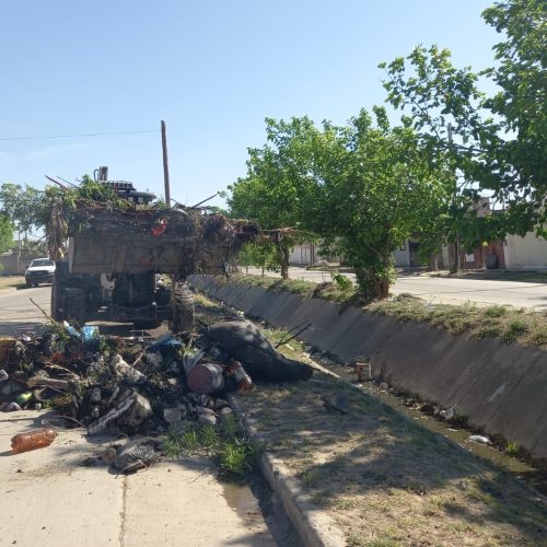 Retiran toneladas de residuos de un desagüe pluvial