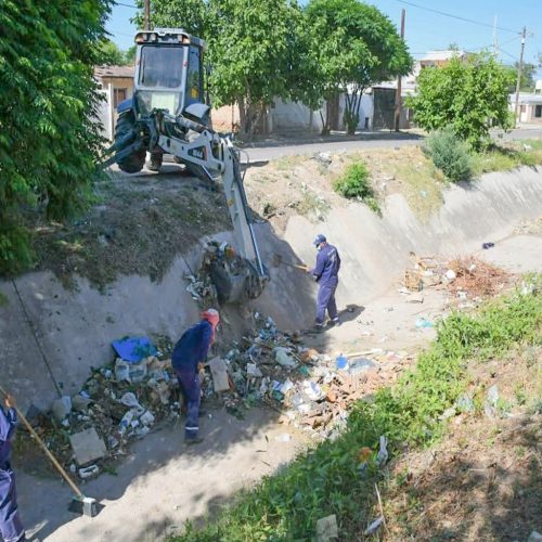 Limpieza simultánea de cuatro desagües pluviales para prevenir inundaciones