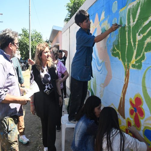 Jornada de cuidado del ambiente con estudiantes y vecinos