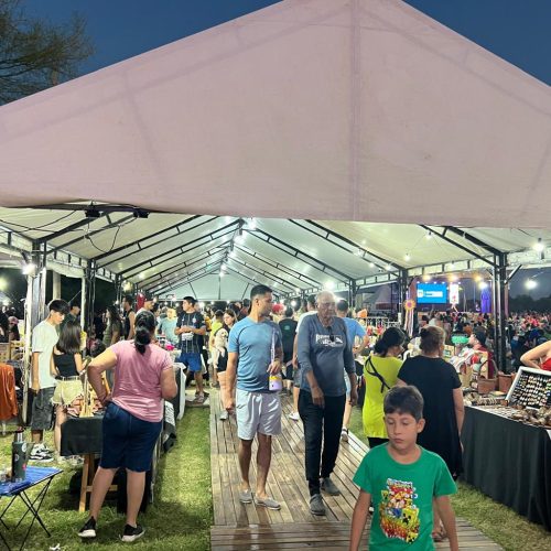 Numerosos artesanos en la Feria de Santiago es Tu Río