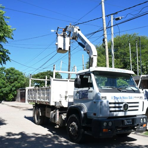 Electricidad repone puntos luz en distintos barrios
