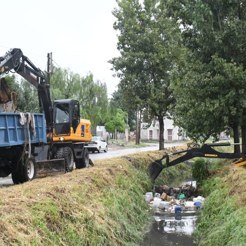 Limpieza de canales pluviales de Avenidas Aguirre y Del Trabajo