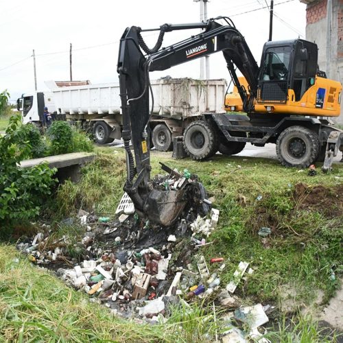 Retiran tapón de basura en el desagüe Colón