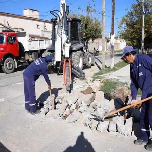 Realizan mantenimiento de calles en los barrios
