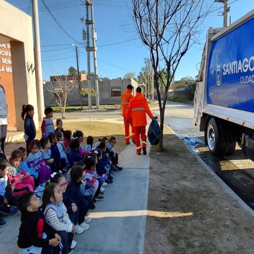 Recolectores de residuos presentes en una jornada de aprendizaje infantil