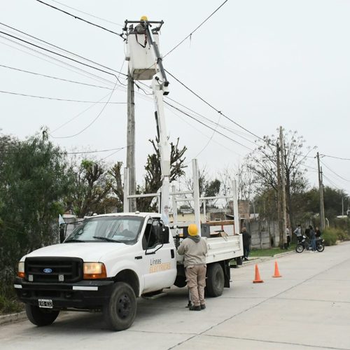 Realizan reposición de más de 120 equipos LED en los barrios de Capital