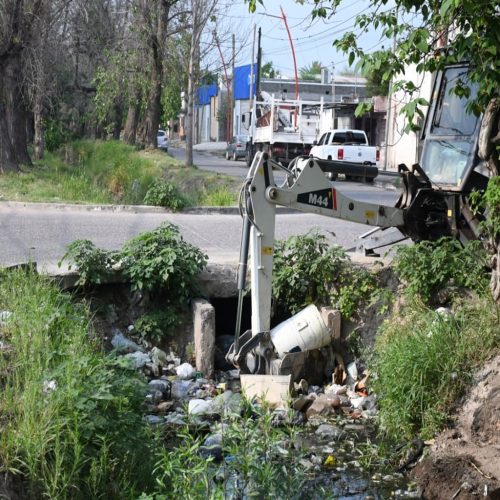 La Municipalidad retiró restos de electrodomésticos y residuos desde desagües pluviales