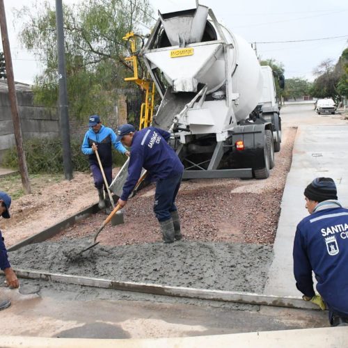 Obras Públicas continúa pavimentando calles en la capital santiagueña